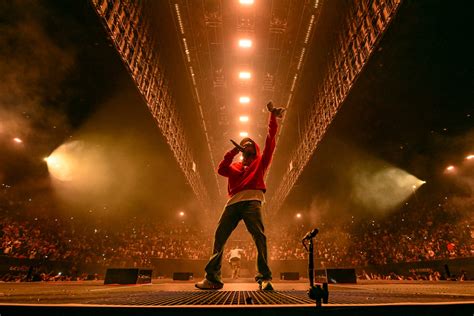 Kendrick Lamars Förbluffande Performance på Nobelprisgalan! En Hjärtskärande Hyllning till Musiken och Samhällsengagemanget!